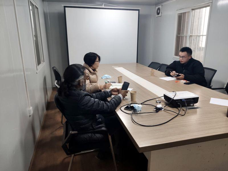 國外客戶來我廠考察，試駕奔馬小型壓路機(jī)